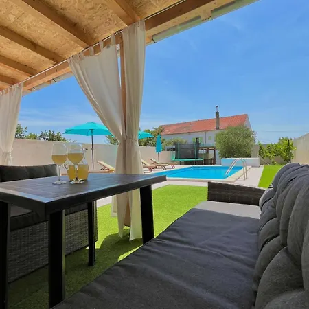 בית נופש Stone & Sun Retreat With Private Pool *