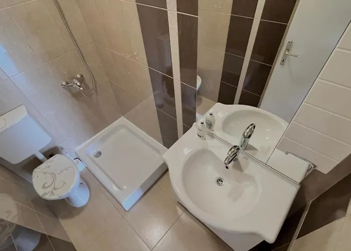 Stone & Sun Retreat With Private Pool Дом отдыха Rupalj