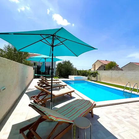 Stone & Sun Retreat With Private Pool *