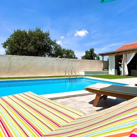 Stone & Sun Retreat With Private Pool 度假居 *