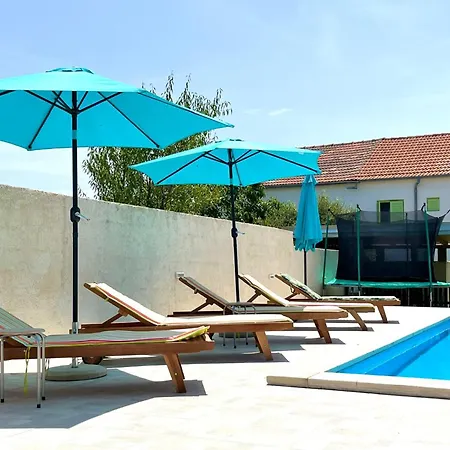 Stone & Sun Retreat With Private Pool Vikendica