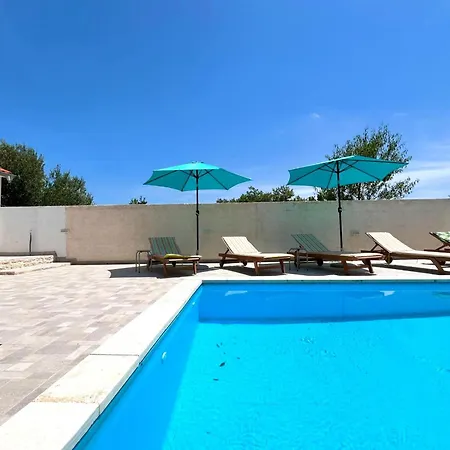 Stone & Sun Retreat With Private Pool Casa de Férias