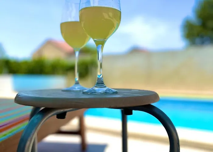 Stone & Sun Retreat With Private Pool