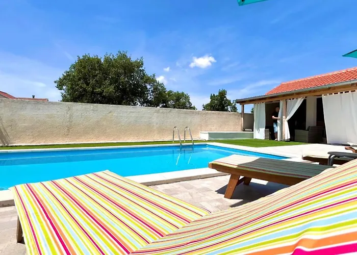 Stone & Sun Retreat With Private Pool Vikendica *