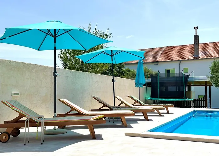 Stone & Sun Retreat With Private Pool Vikendica