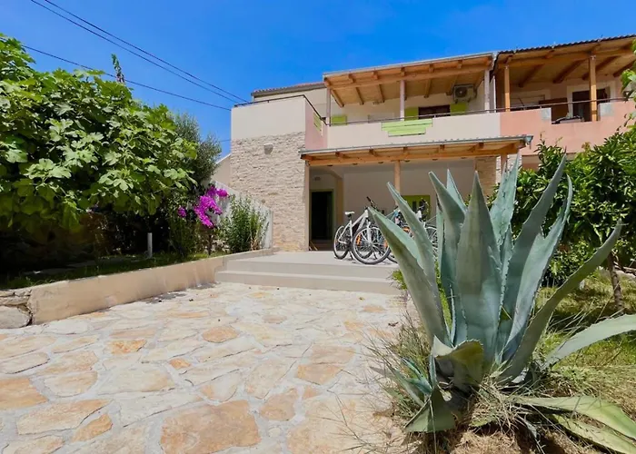 Vikendica Stone & Sun Retreat With Private Pool